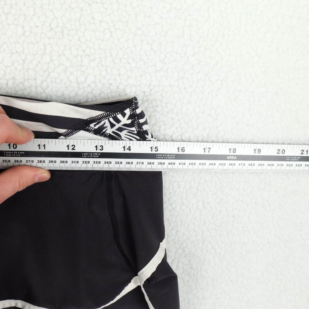 Lululemon Short Shorts Womens 4 Black White Geometric Athleisure Athletic - Picture 6 of 9